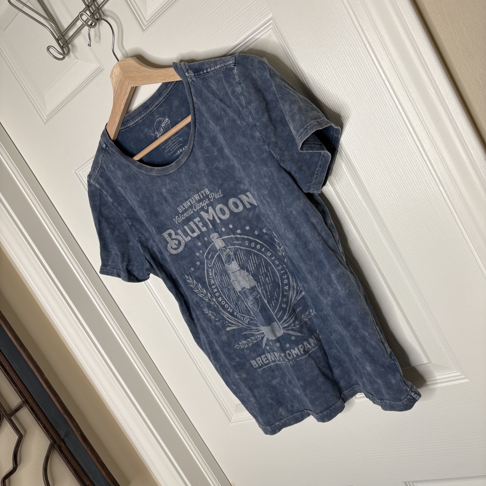 Lucky Blue Moon Officially Branded Women's Fitted T-Shirt Size Medium - Picture 2 of 5